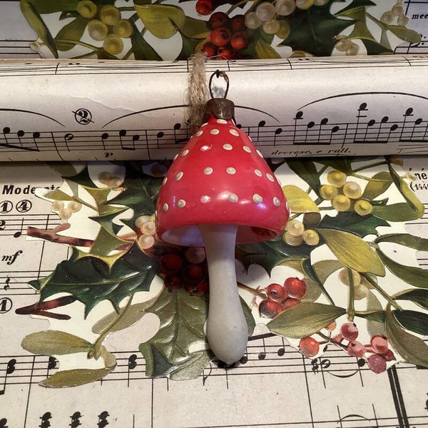 Antieke paddenstoel, rood witte stippen, melkwit, 8 cm hoog