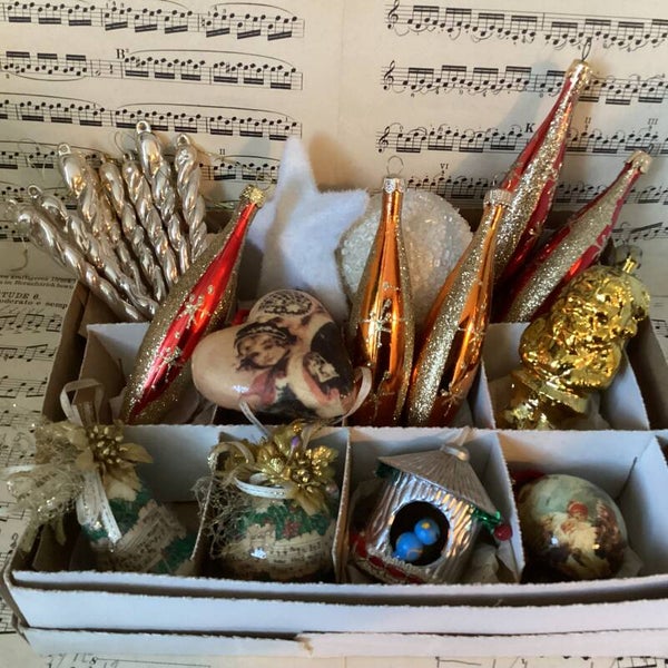 Verzameldoos nr. 29. Met gekleurde kunststof kerstbalfiguren