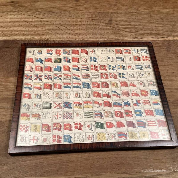 Prent met 139 vlaggen zeevarende naties achter glas 27x22 cm