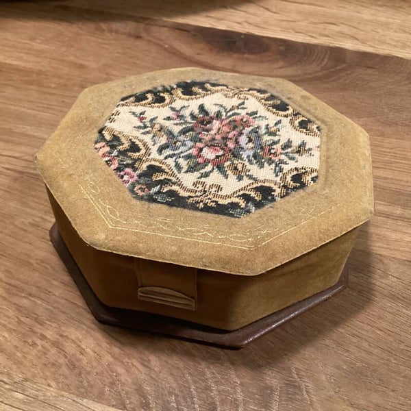 Oud juwelendoosje, van oud geel fluweel met petit point, spiegeltje, 12x12x5 cm