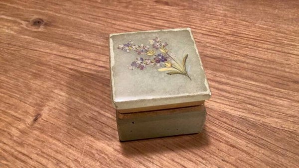 Albast stenen sieradendoosje met bloemmotief , 4,5x4,5x3,5 cm