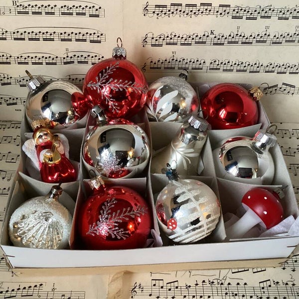 Verzameldoos nr. 14. Met rode en zilver glazen kerstbalfiguren