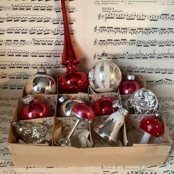 Verzameldoos nr. 17. Met rode en zilver glazen kerstbalfiguren en piek