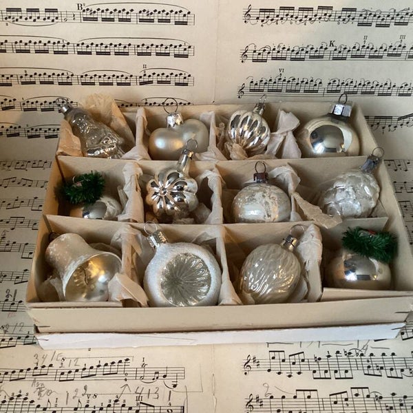 Verzameldoos nr. 21. Met zilveren kleine kerstbalfiguren van glas 4-5 cm