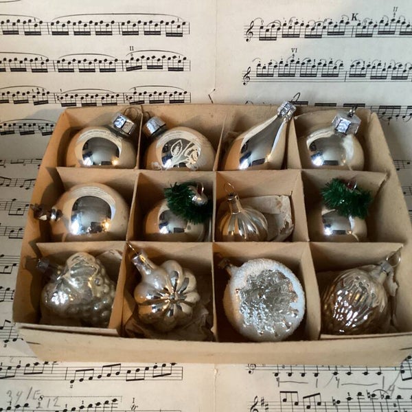 Verzameldoos nr. 24. Met zilveren glazen kerstbalfiguren 4-5 cm