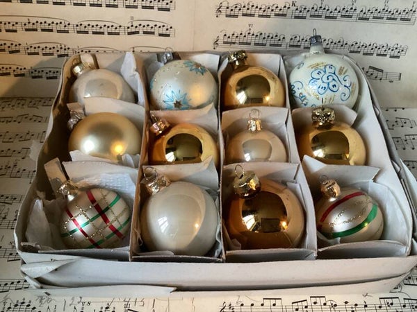 Verzameldoos nr. 34. Met 12 glazen goud en parelmoerkleurige kerstballen