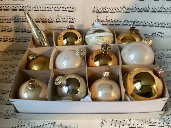 Verzameldoos nr. 30. Met gouden en parelmoerkleurige kerstballen van glas