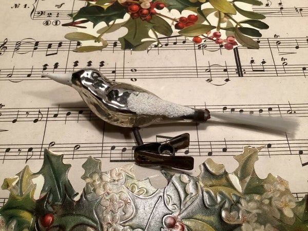 Antieke kerstbal vogel op clip, fiberstaart, witte snavel, gesuikerde vleugels,13 cm