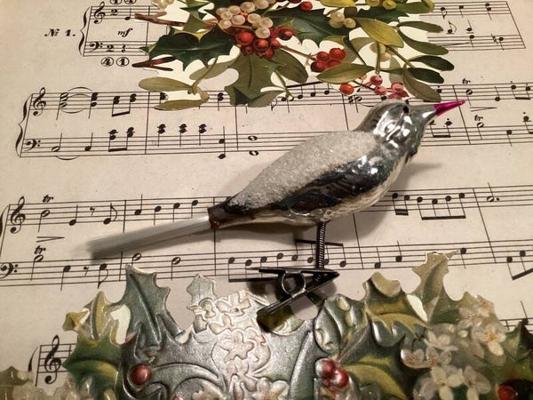 Antieke kerstbal vogel op clip, fiberstaart, rode snavel, gesuikerde vleugels,13 cm