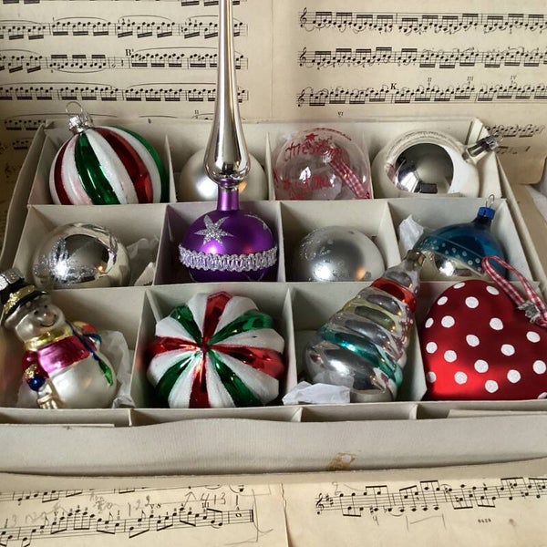 Verzameldoos nr. 17. Met zilveren en gekleurde kerstballen en paarse piek