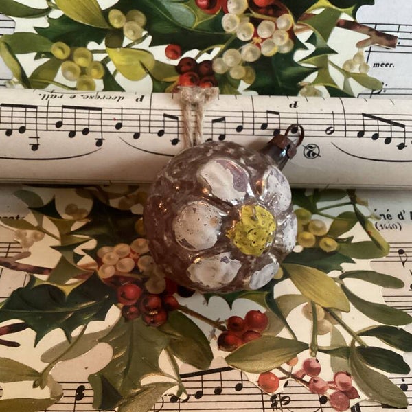Antieke mastappel met bloem 5 cm