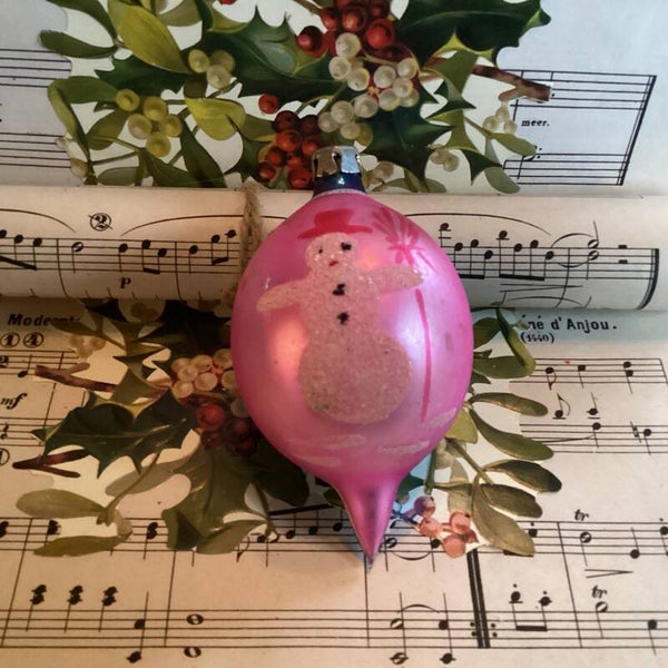 Mooie bolle pegel met gesuikerde sneeuwpop blauw roze 8 cm