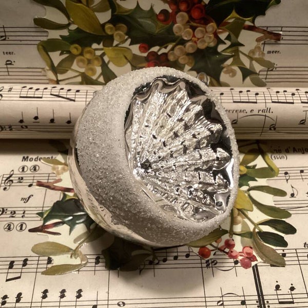 Antieke deukbal breed gesuikerde rand zilverkleur 9 cm