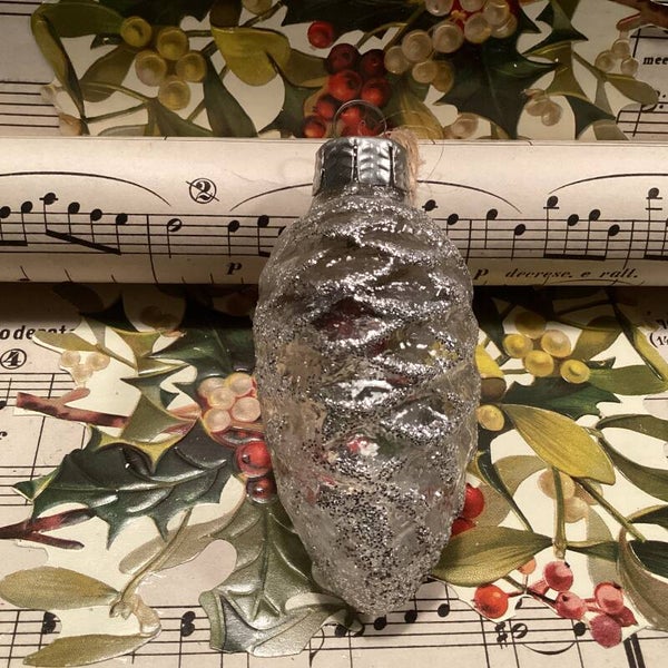Oude dennenappel transparant zwart zilver gesuikerd 8 cm