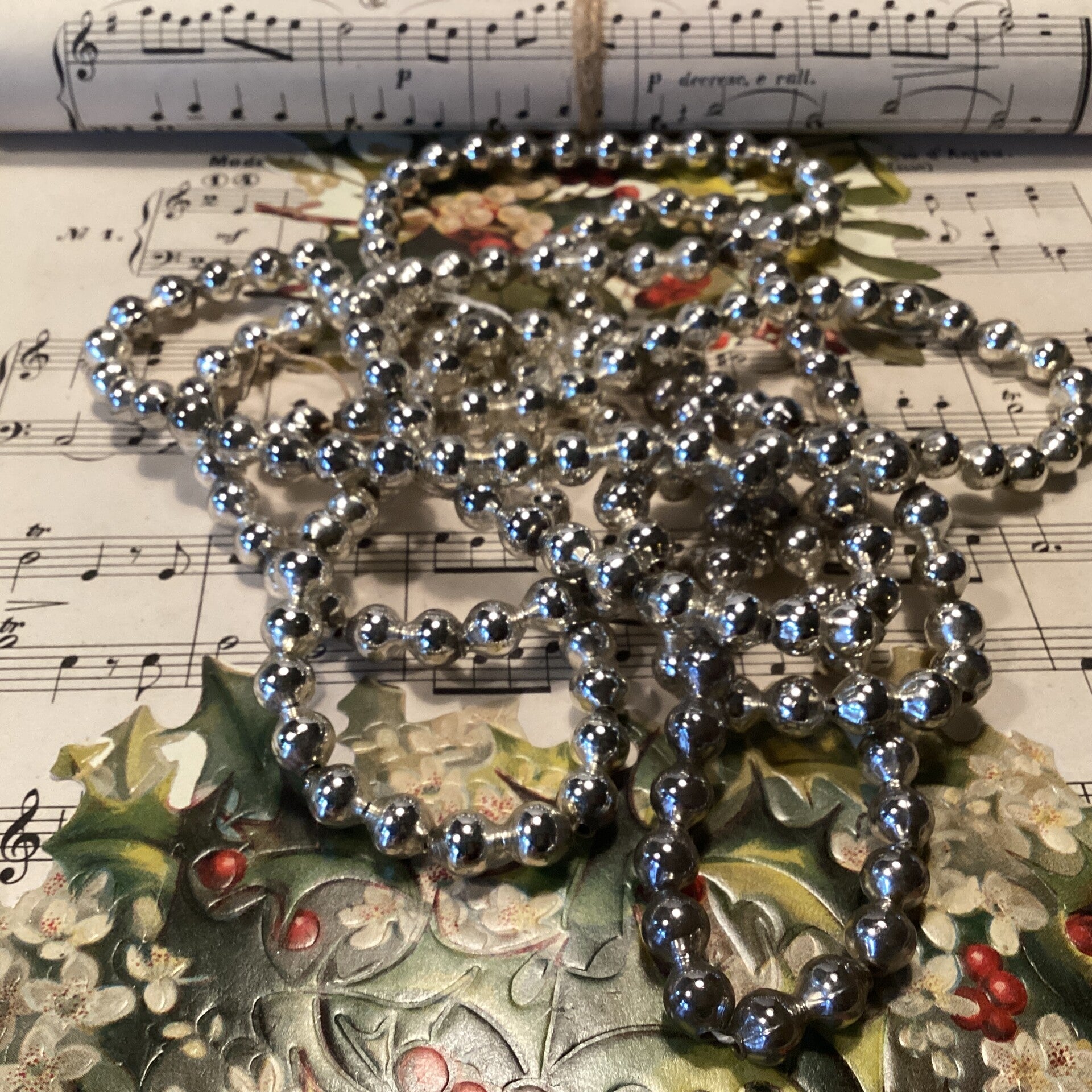 Antieke kerstslinger glas, zilverkl, dubbele kraal, diam.0,4 cm, lengte 1.80 cm feathertree