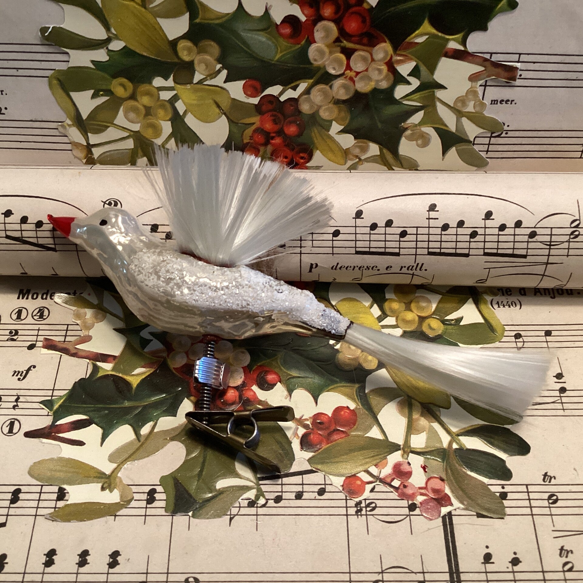 Antieke kerstbal vogel kolibri melkwit met fibervleugels en staart 14 cm