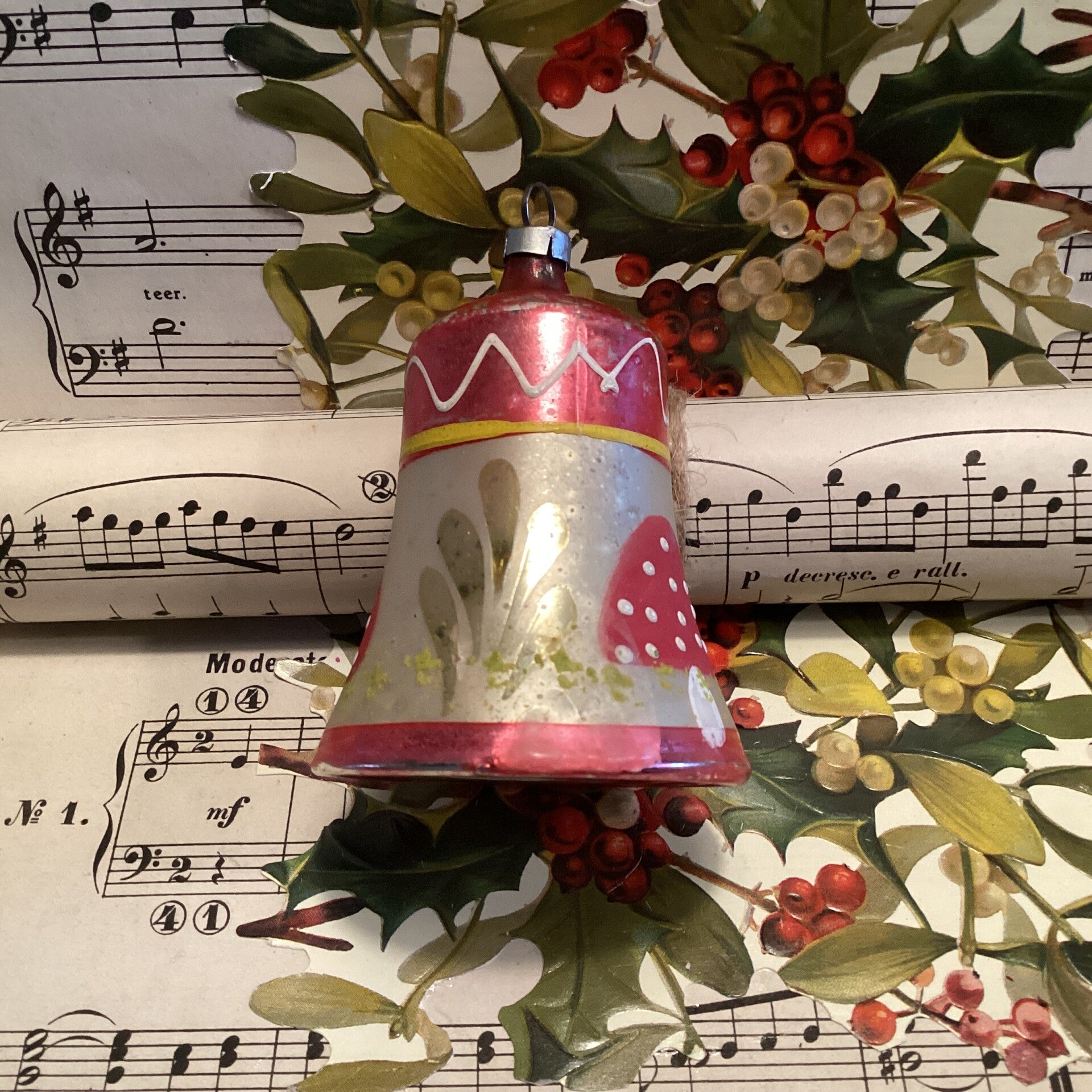 Antiek gewaxte kerst klok met paddenstoeltjes, takjes, klepel, 8 cm