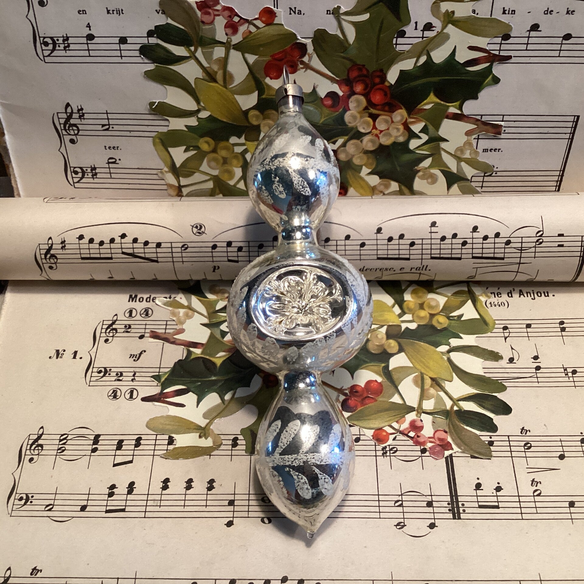 Deukbal ornament, gesuikerde takjes 2 deuken beide zijden, 18 cm