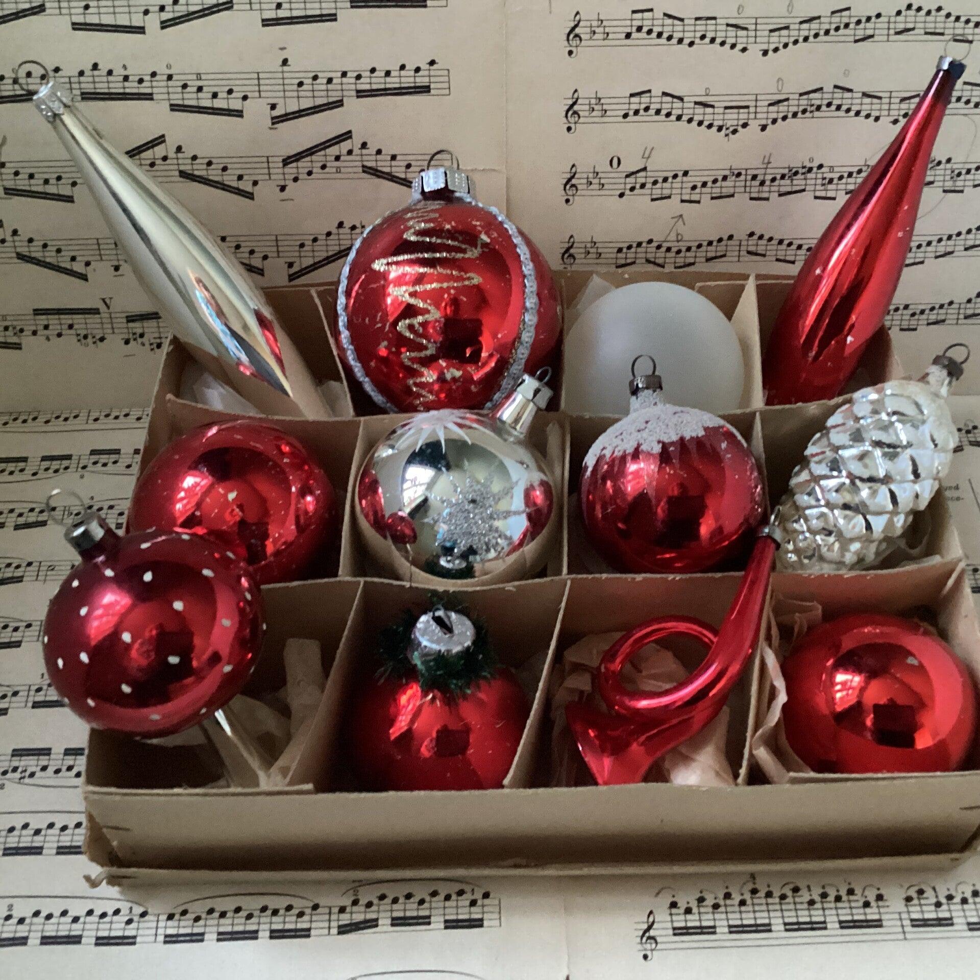 Verzameldoos nr. 7. Met rood zilver glazen kerstbalfiguren