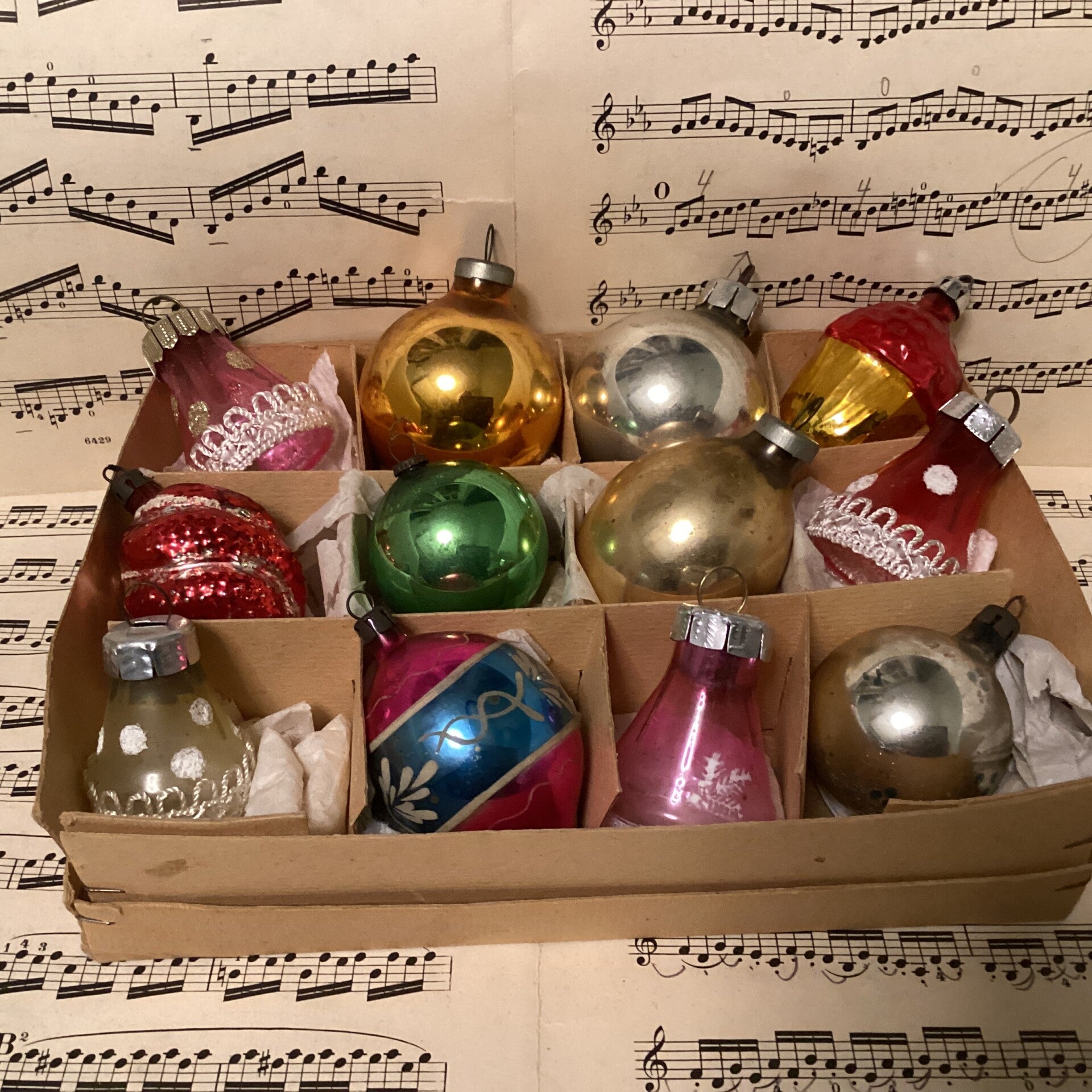 Verzameldoos nr. 4. Met gekleurde kerstbalfiguren