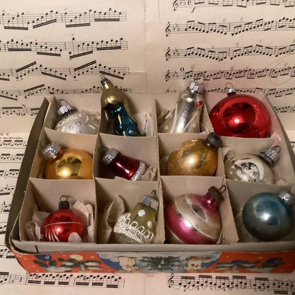 Verzameldoos nr. 6. Met gekleurde glazen kerstbalfiguren