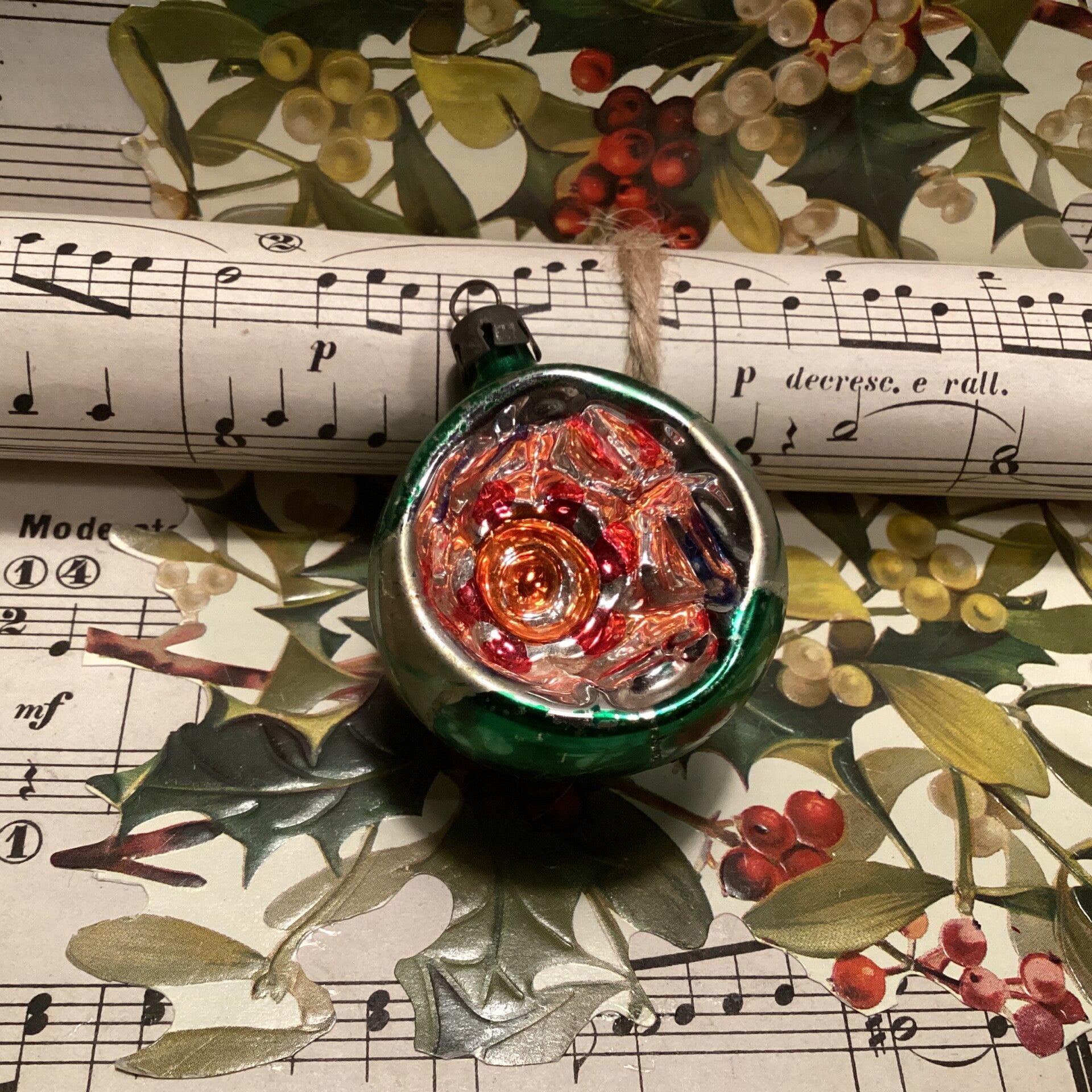 Antiek deukbal 4 cm groen, met mooie achterkant