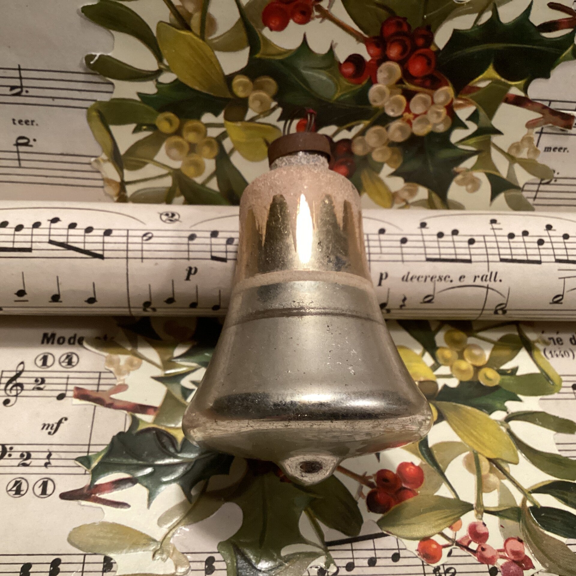 Antiek kerst klokje 8 cm met belletje erin, oudje!