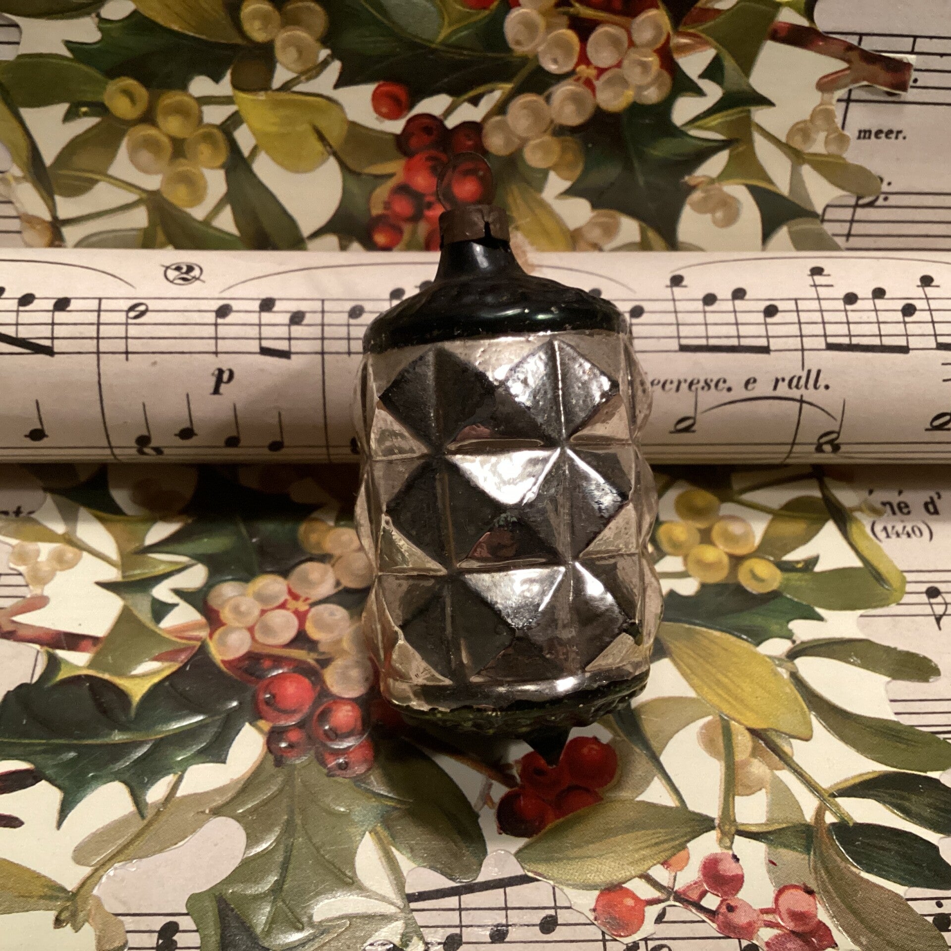 Antieke lampion groen met zilver in reliëf, 5 cm