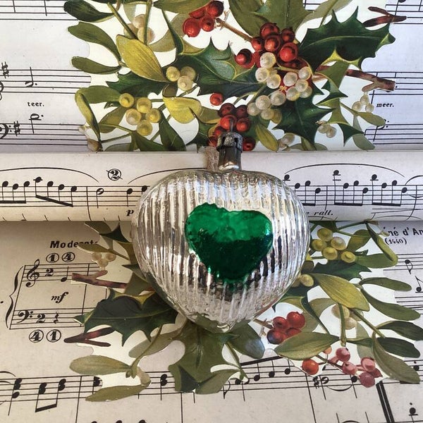 Oude kerstbal zilver geribbeld hart met groen hart in het midden 7 cm