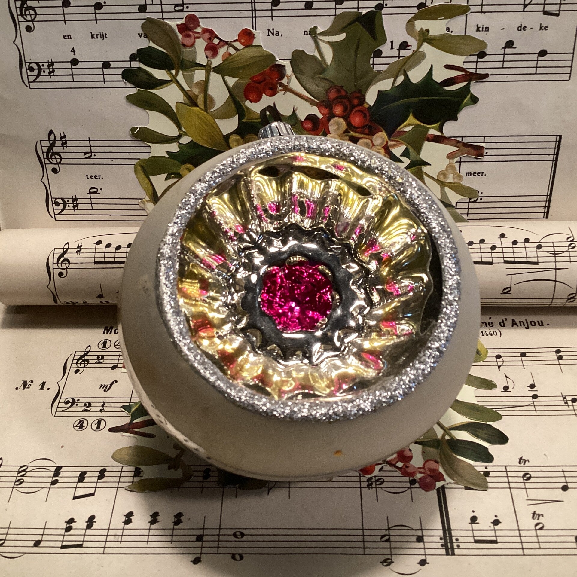 Zeer grote deukbal, witte rand, rose gele kern, 10 cm