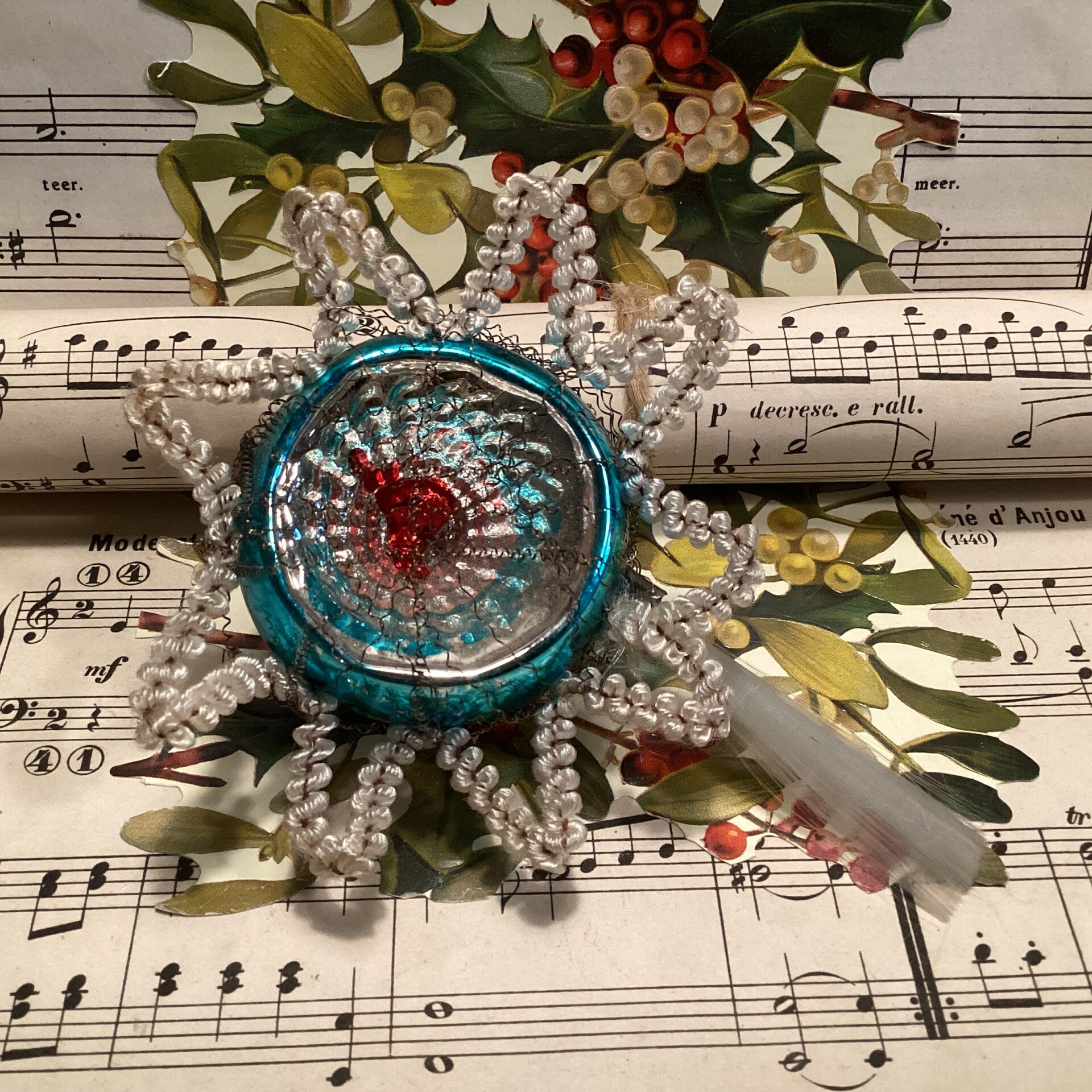 Antieke deukbal komeet, met fiberstaart, blauw, rode kern