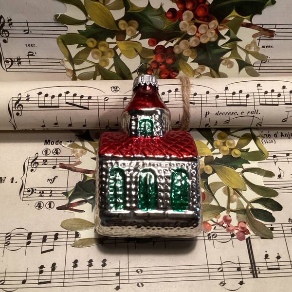 Antieke kerstbal kerk rood, groen zilver