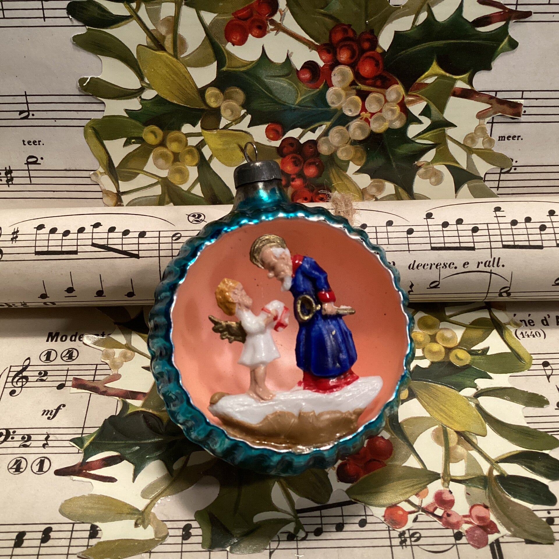 Antieke kerstbal diorama engel met kerstman met sleutel, 6x6x5 cm