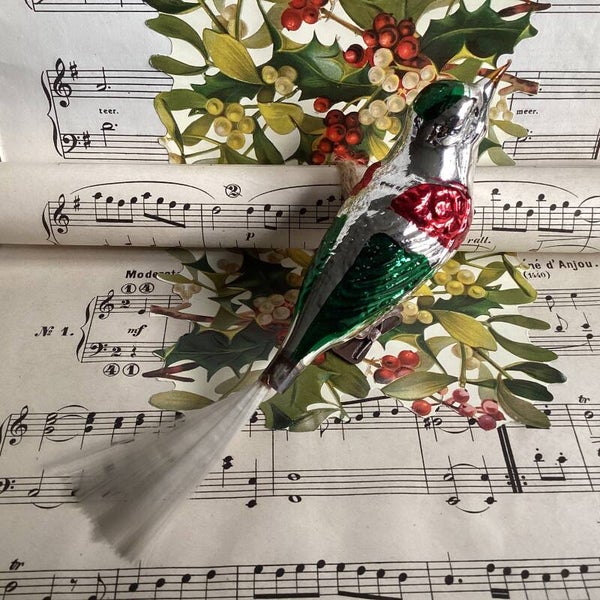 Zeer grote vogel op clip met fiberstaart 16 cm groen, rood zilver