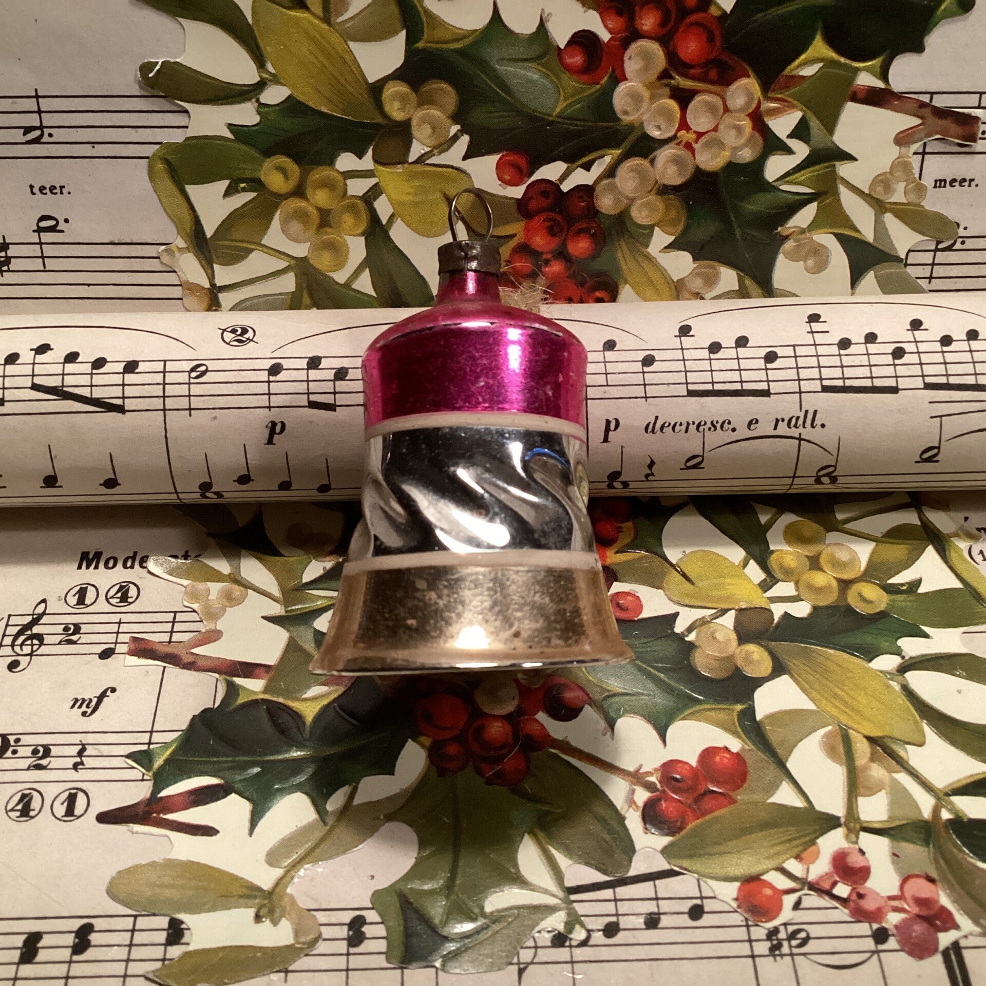 Antieke kerstbal kerst klok gehamerd roze, goud zilver, met klepel