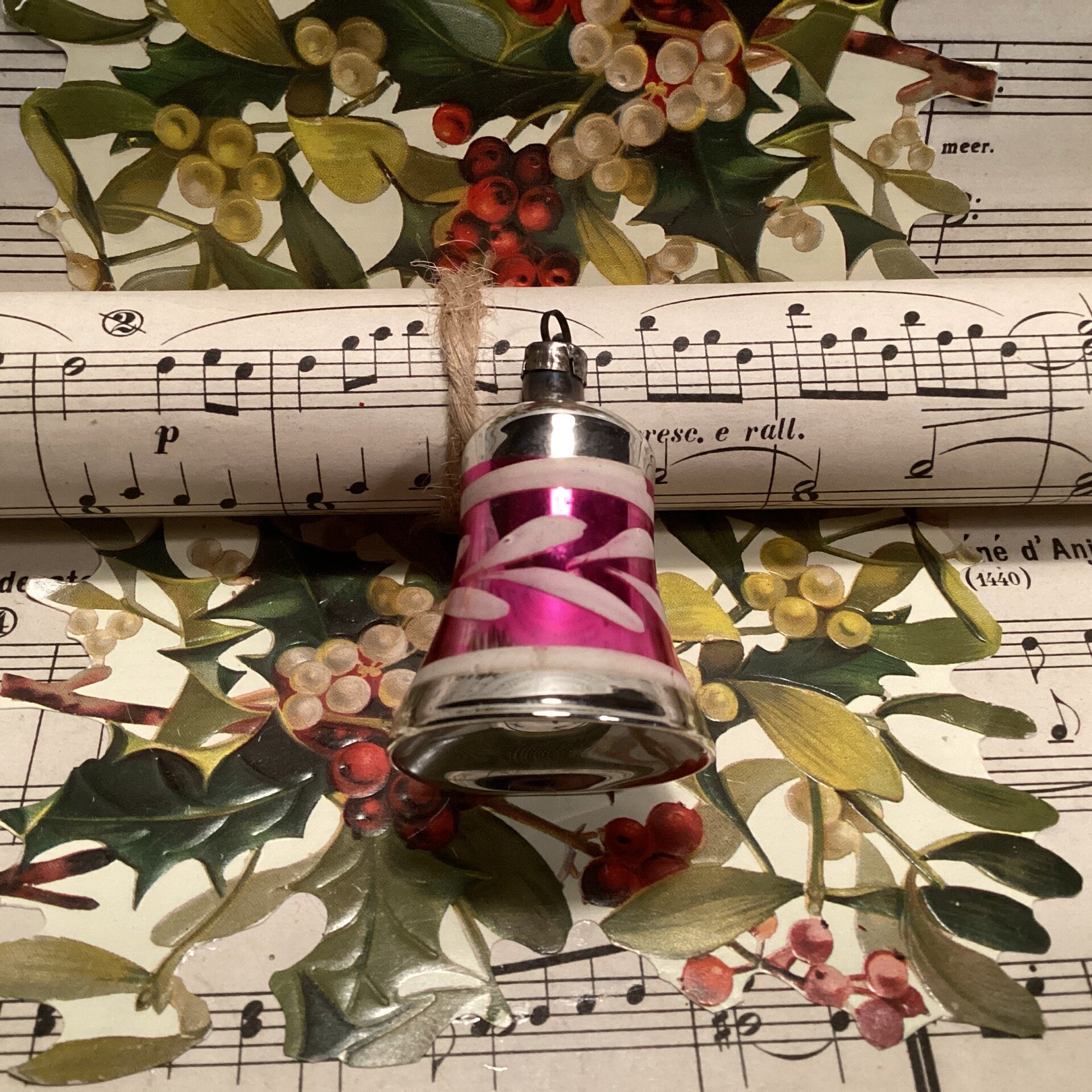 Antieke kerstbal kerst klokje 5 cm roze met blaadjes