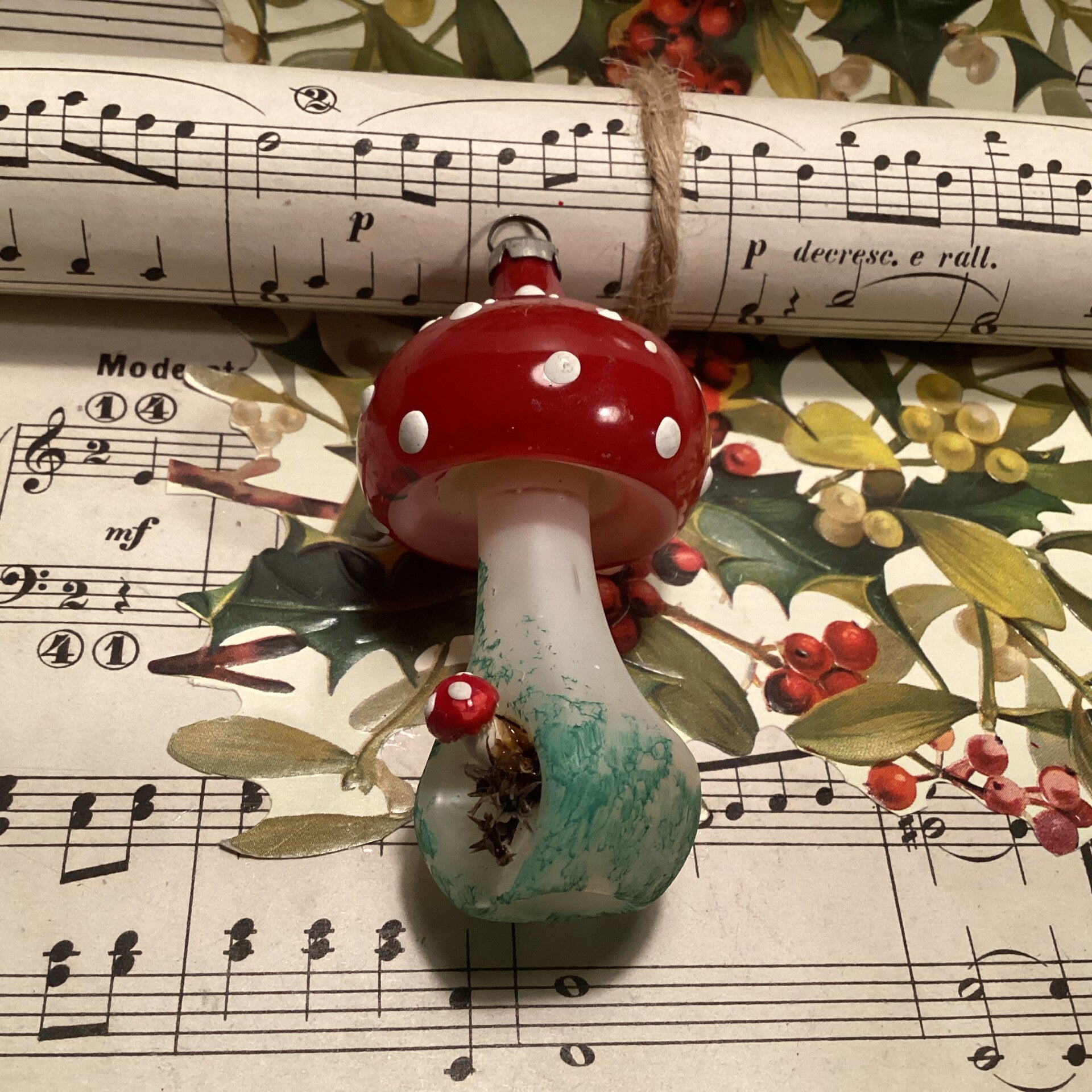 Antieke kerstbal paddenstoel, melkwit glas met mini paddenstoeltje, 8 cm