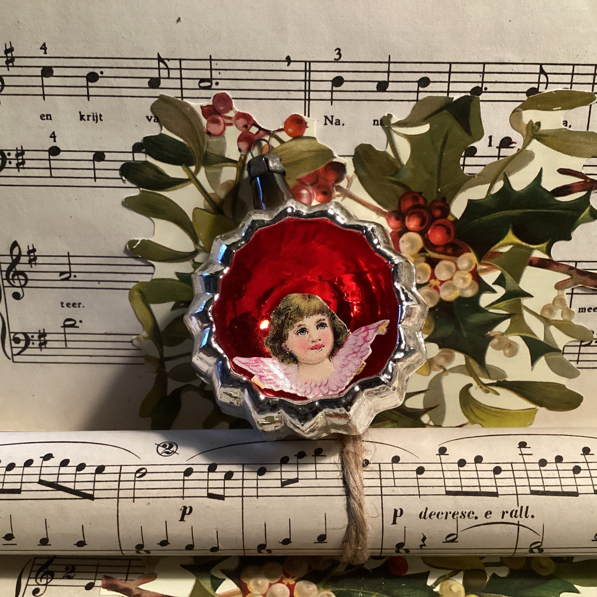 Antiek deukbal rood zilver met engel poesieplaatje