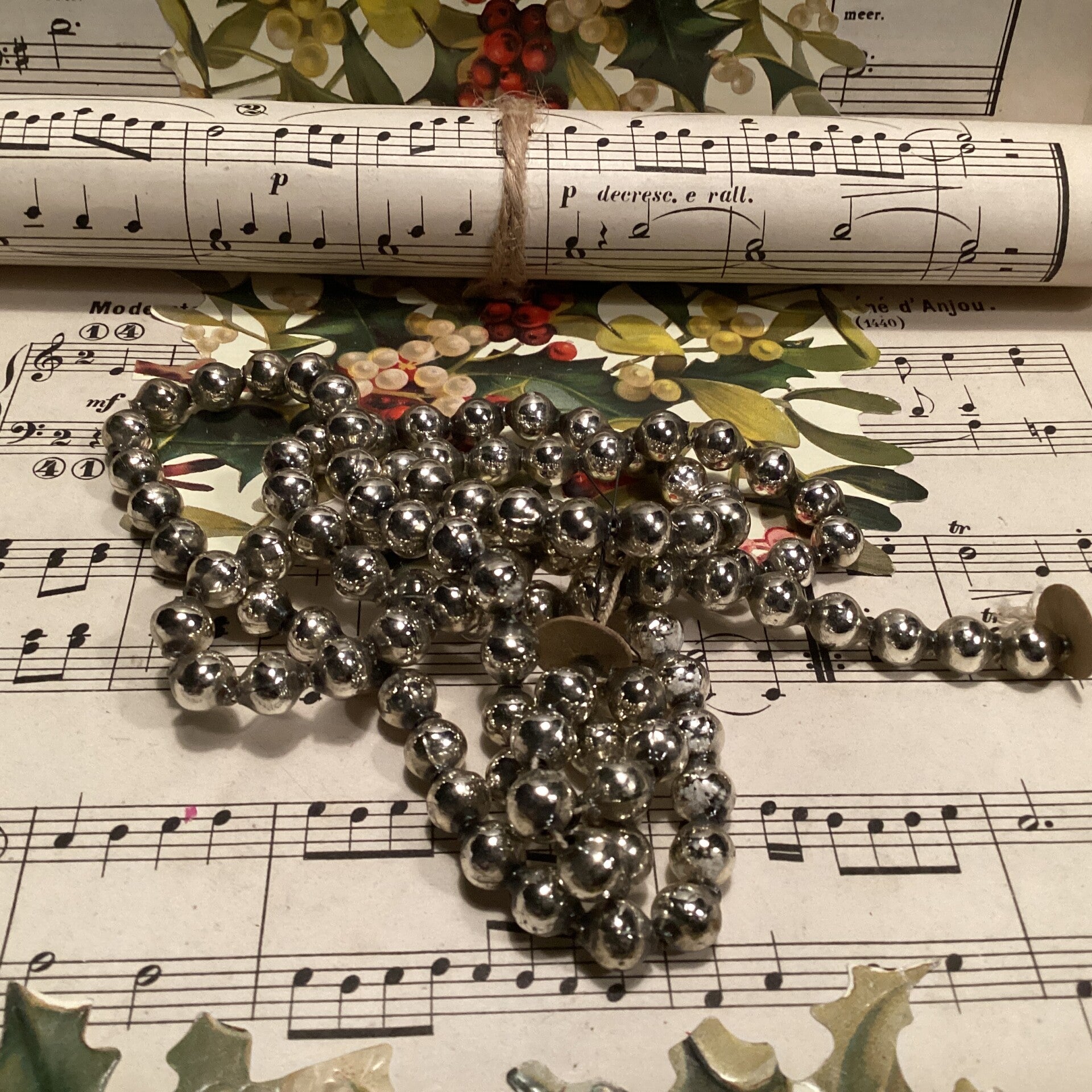 Antieke kerstslinger glazen kraal diam.0,6 cm lengte 95 cm