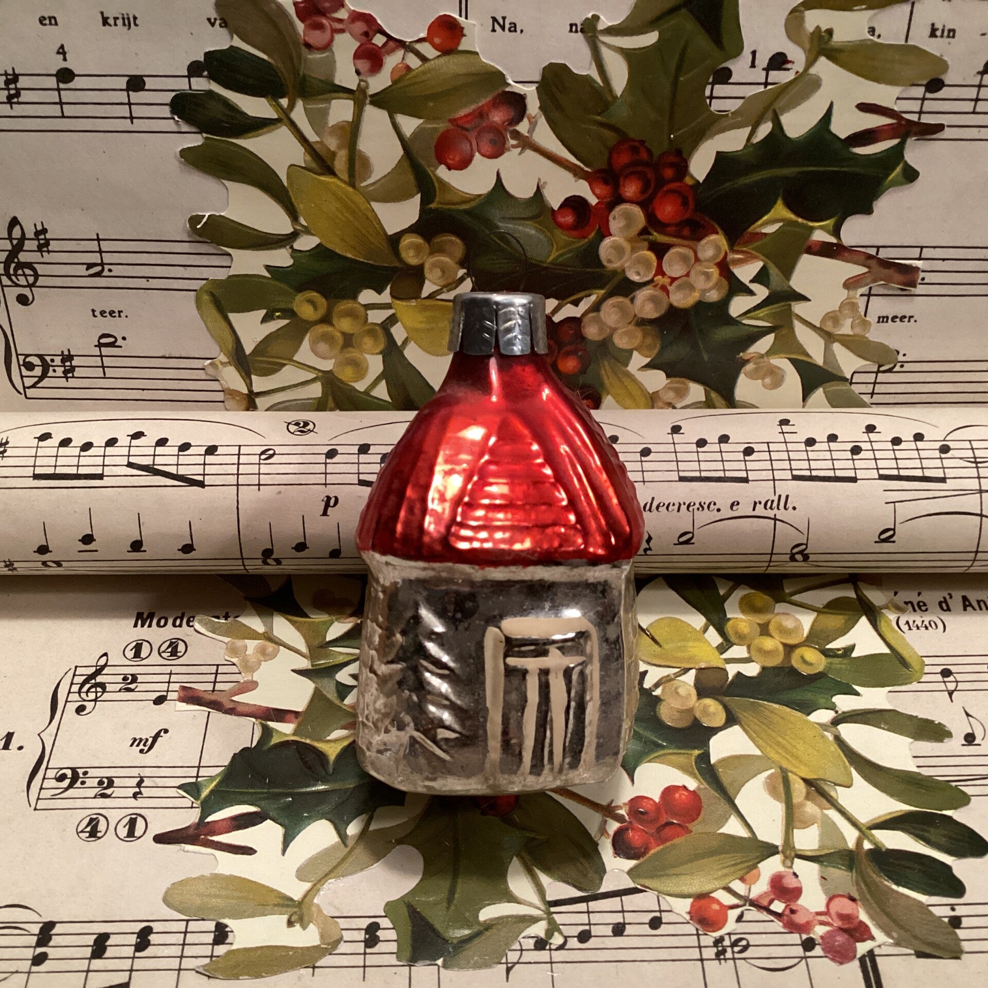 Antieke kerstbal huisje met rood dakje, 4x4x7 cm