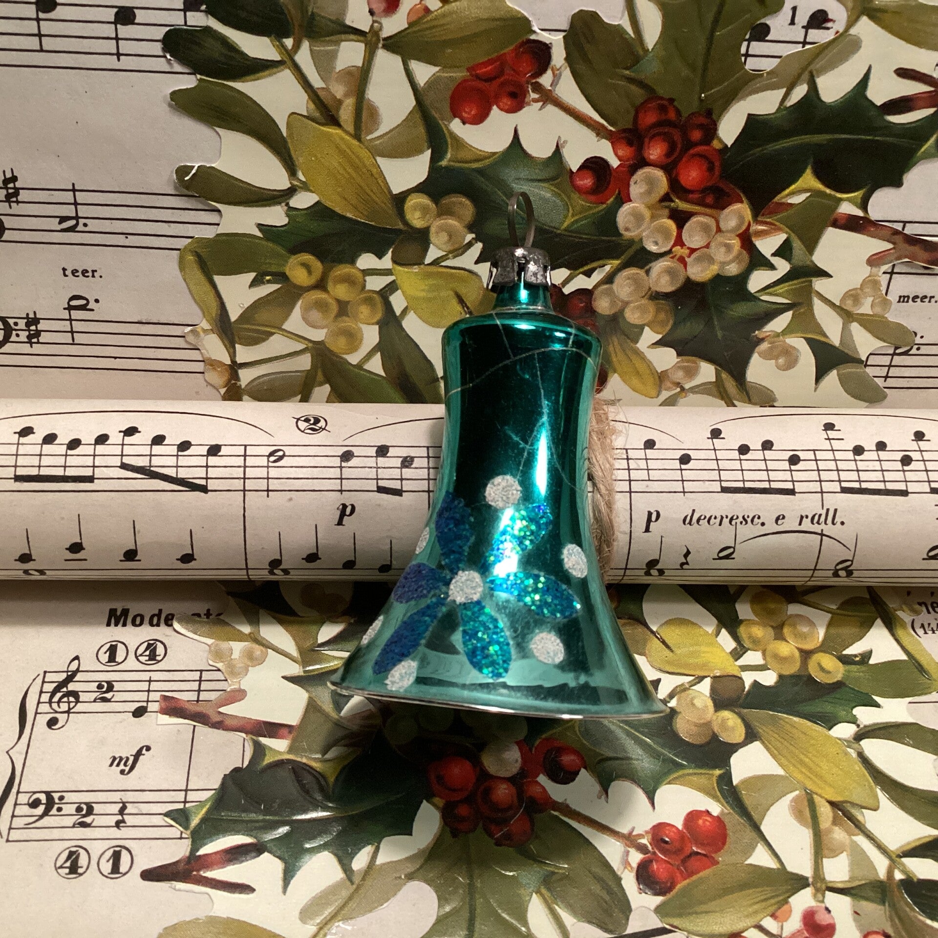 Antieke kerstbal kerst klok 6 cm met klepel, groen met bloemen