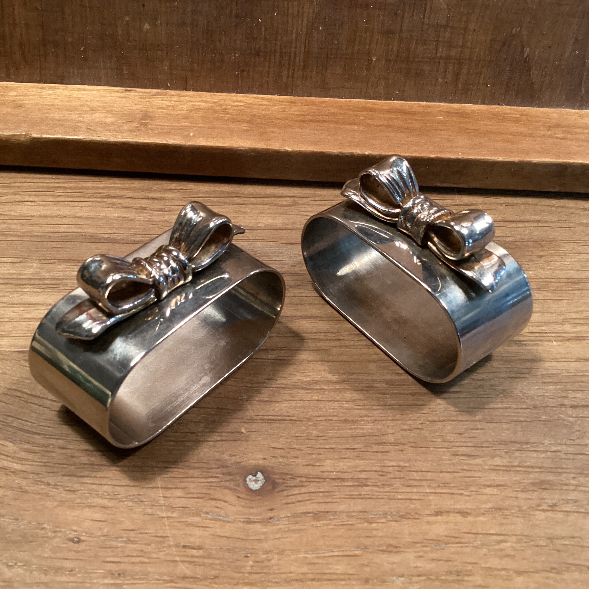 Set van 2 verzilverde servetringen met mooie strikken, 5x3 cm