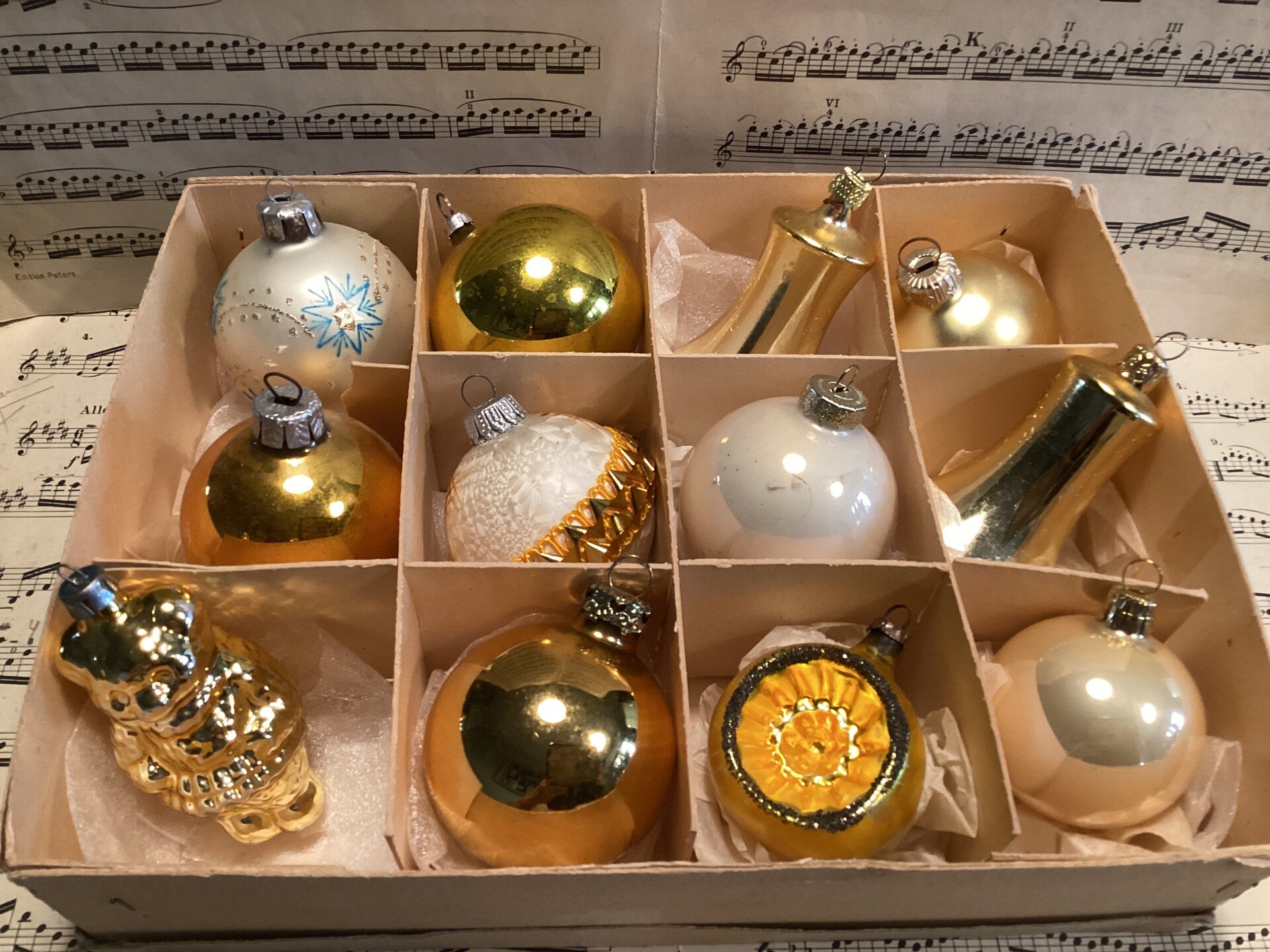 Verzameldoos nr. 52. Met goudkleurige kerstbalfiguren