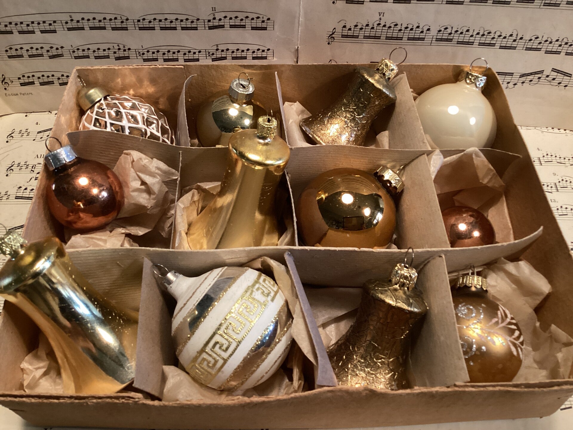 Verzameldoos nr. 18. Met warm goudkleurige tinten kerstbalfiguren