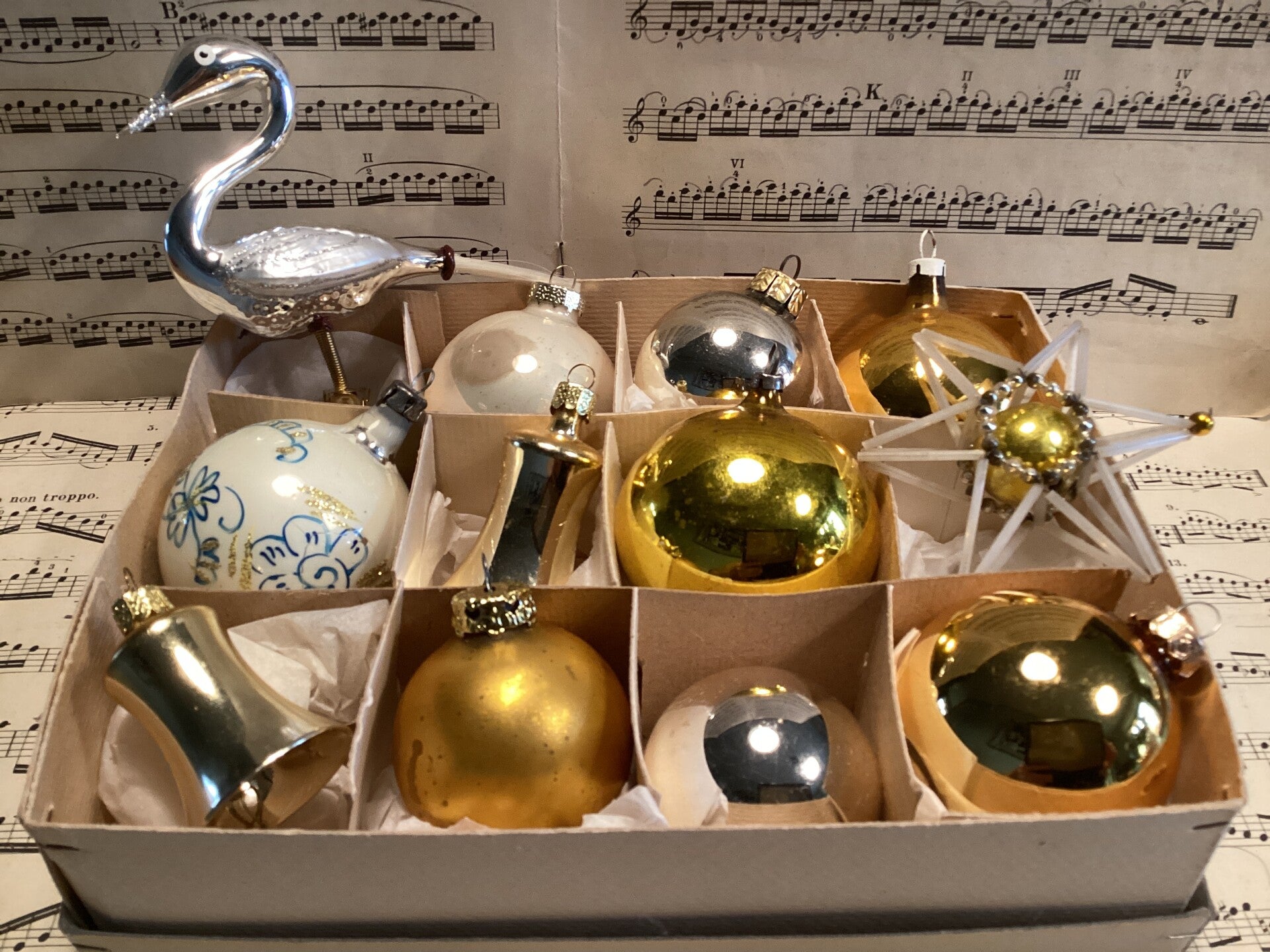 Verzameldoos nr. 30. Met goudkleurige kerstbalfiguren