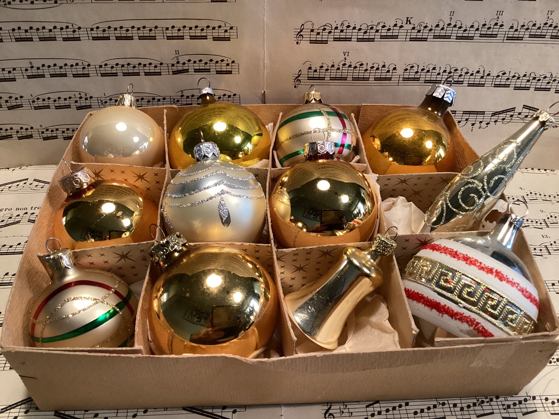 Verzameldoos nr. 9. Met goudkleurige glazen kerstbalfiguren