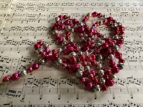 Kerstslinger van glas, enkele kraal, combi rood zilver 145 cm