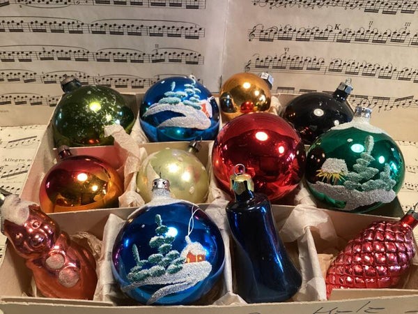 Verzameldoos nr. 15. Met gekleurde glazen kerstballen en figuren