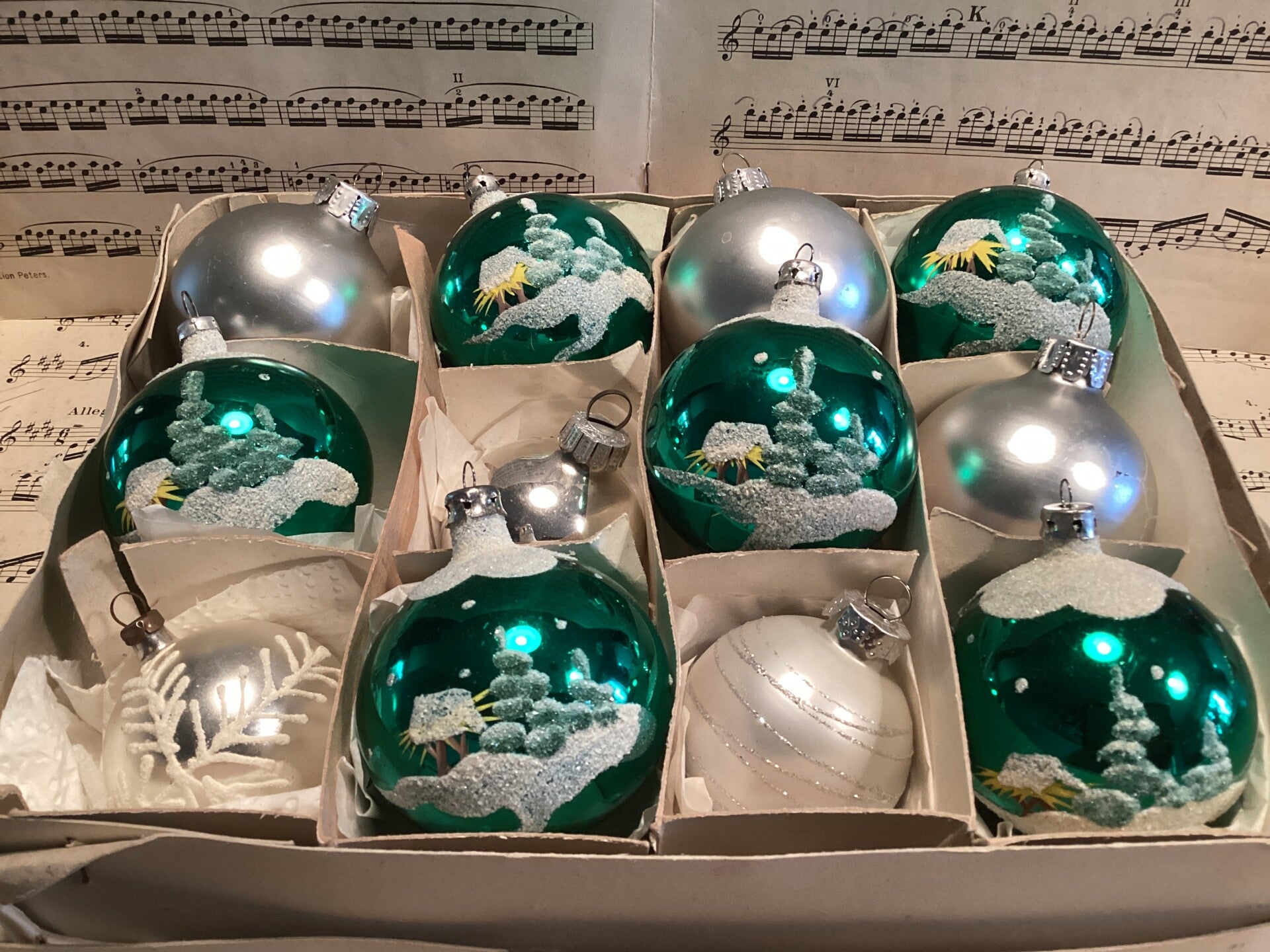 Verzameldoos nr. 19. Met prachtig bewerkte kerstballen en effen