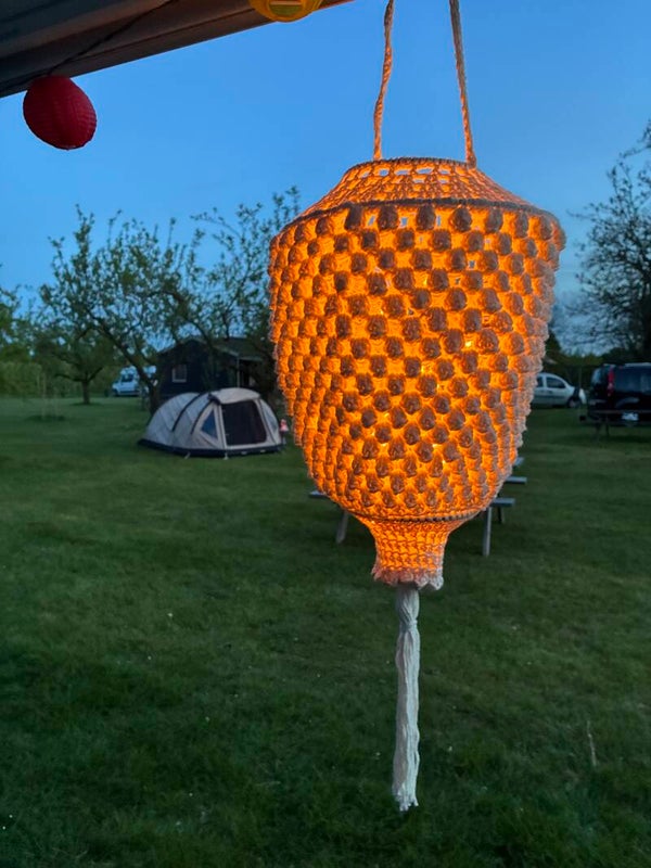 Zelfgehaakte lampion of kroonluchter incl. ledsnoer op batterij beige katoen 40 cm